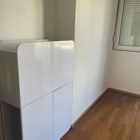 Glyfada 3 Bed: Modern & Cozy Apartmán