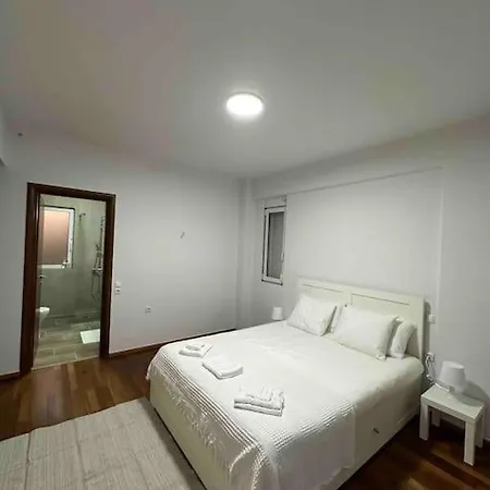 Glyfada 3 Bed: Modern & Cozy Apartmán