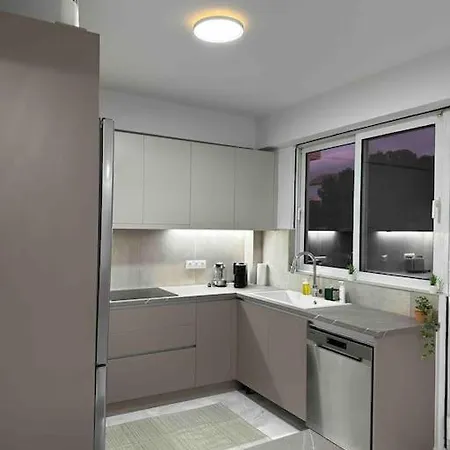 Glyfada 3 Bed: Modern & Cozy